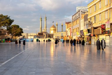1 Mart 2018: İran 'ın Qom kentindeki duvarda süslü fayanslarla cami önünde yürüyen insanlar. 