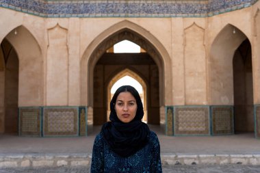 İran 'daki geleneksel İslam Camii' nde ayakta duran Müslüman kadın