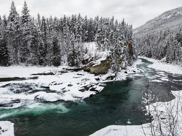 Paisaje invernal con nieve y hielo en montaña — Foto de stock © jill