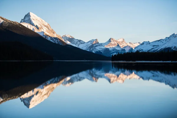 Vinterlandskapet Mount Robson Britisk Columbia Canada – stockfoto