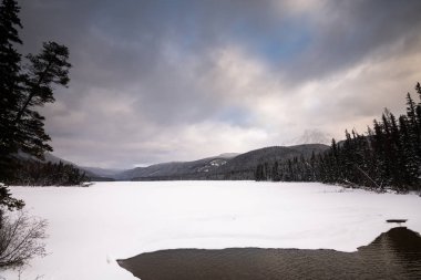 Kış mevsiminde Provincial Park 'ın manzarası, British Columbia, Kanada.