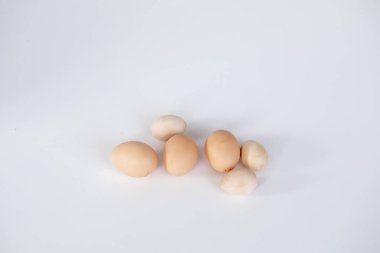 Farklı boyutlarda yumurtalar masaya saçılmış..