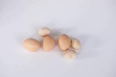 Farklı boyutlarda yumurtalar masaya saçılmış..