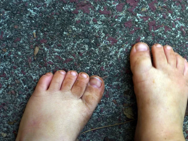 Toddler Piedi Nudi Guardando Basso — Foto Stock