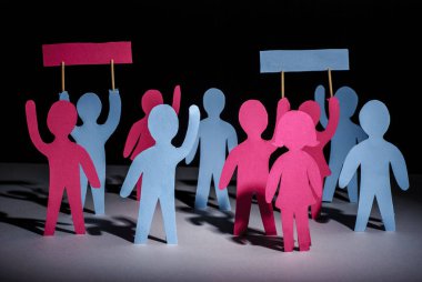 Elleri protestolarla dolu masaları tutan kağıt adamlar. Özgürlük ve bağımsızlık kavramı, demokrasi.