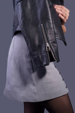 Yüksek kaliteli deri ceketli bir kızın portresi. Kadınlarda rock 'n roll tarzı. Deri ceketin promosyon fotoğrafı.