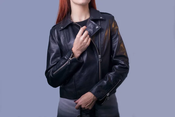 Retrato de una chica con una chaqueta de cuero de alta calidad. Estilo rock and roll en las mujeres. Foto promocional de una chaqueta de cuero — Foto de Stock