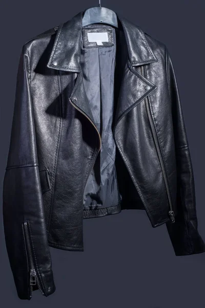 Рекламная фотография для каталога высококачественной кожаной куртки в стиле рок-н-ролла. На темно-сером фоне — стоковое фото