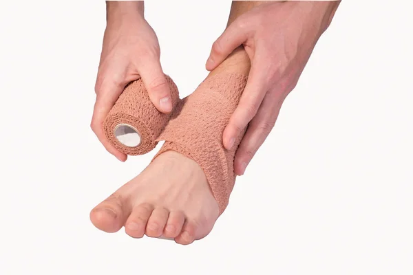 Közelkép egy férfi kézről. Önzáródó boka rugalmas kobánkötéssel történő sérülés esetén. Sportorvoslás, sérülések és betegségek a csuklóízület, alagút szindróma. — Stock Fotó