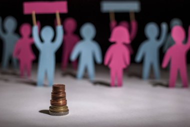 İnsanlar protesto ediyor. Maaş artışı grevi. Kağıt insanlar, ellerinde posterlerle, maaş zammı için grevdeler. Maaş indirimi