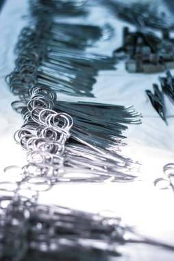 Ameliyat odasındaki steril bir masada cerrahi aletler. İşlemlerden önce hazırlık