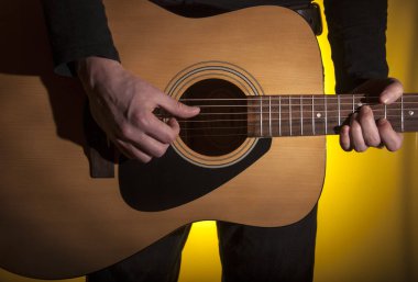 Müzik çalmak, gitar çalmayı öğrenmek eğlence için ses çıkarmak. Kapat..