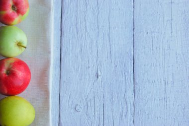 .elma arkaplanı. Beyaz ahşap bir masada. Kırsal bir tarzda. Kitaplar