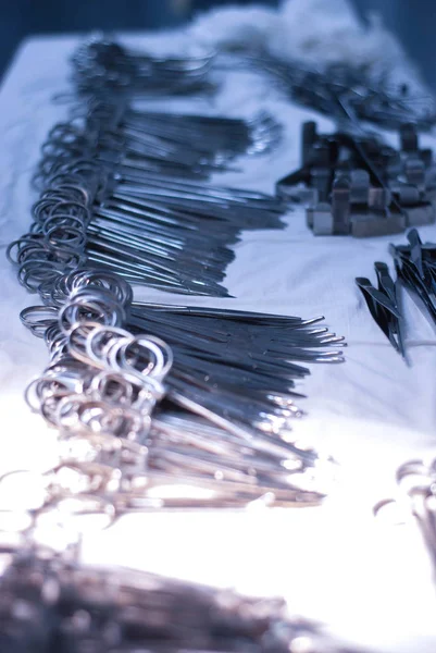 Instrumentos quirúrgicos en una mesa estéril en el quirófano. Preparación antes de las operaciones —  Fotos de Stock