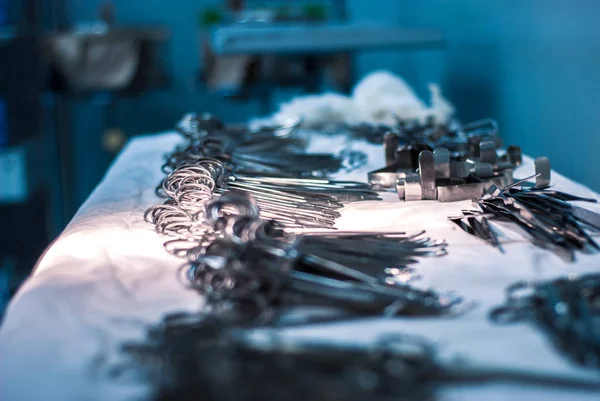 Instrumenty chirurgiczne na sterylnym stole w sali operacyjnej. Gotowość przed operacjami — Zdjęcie stockowe