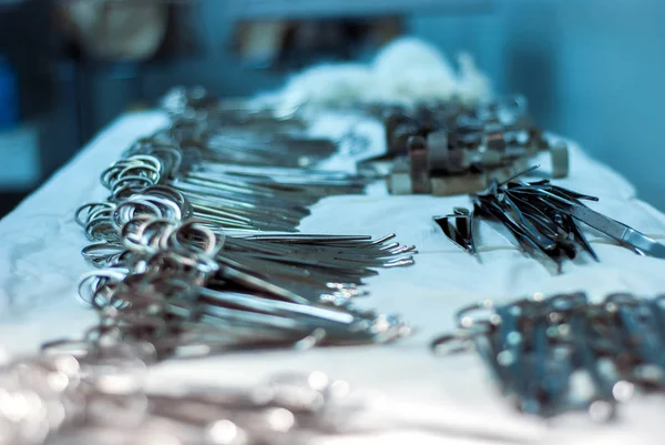 Instrumentos cirúrgicos em uma mesa estéril na sala de cirurgia. Preparação antes das operações — Fotografia de Stock