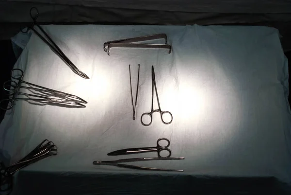 Instrumentos cirúrgicos em uma mesa estéril na sala de cirurgia. Preparação antes das operações — Fotografia de Stock