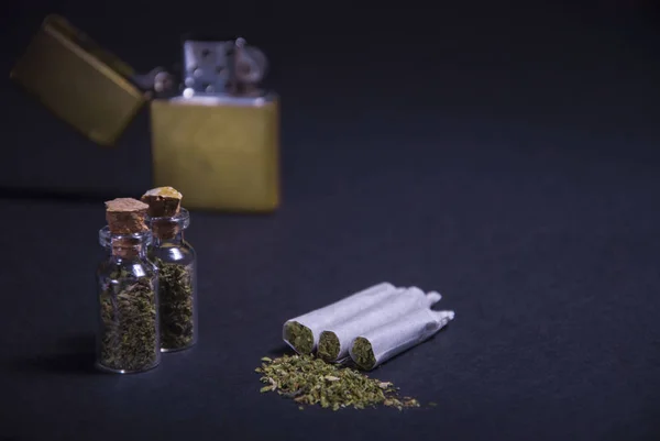 Léčivá marihuana s lékařským použitím. Ploché cigarety s trávou, zapalovačem, fonendoskopem, lahvičkou na drogy — Stock fotografie