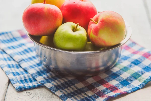 .Apfel-Hintergrund. auf einem weißen Holztisch. im rustikalen Stil. Bücher — Stockfoto