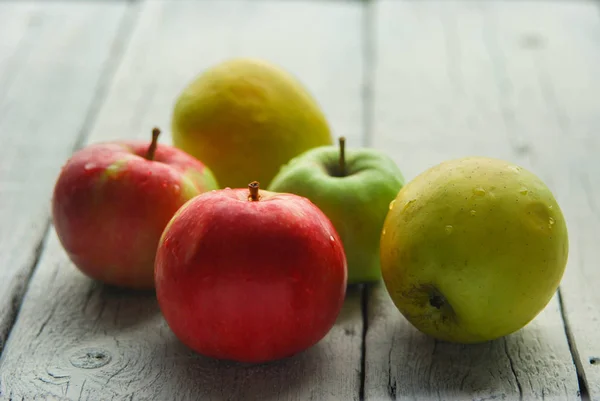 .Apfel-Hintergrund. auf einem weißen Holztisch. im rustikalen Stil. Bücher — Stockfoto