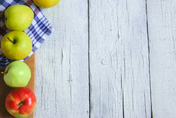 .Apfel-Hintergrund. auf einem weißen Holztisch. im rustikalen Stil. Bücher — Stockfoto