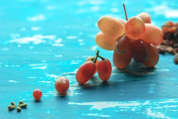 Uvas em todas as fases de crescimento, amadurecimento. Ossos, bagas, passas — Fotografia de Stock