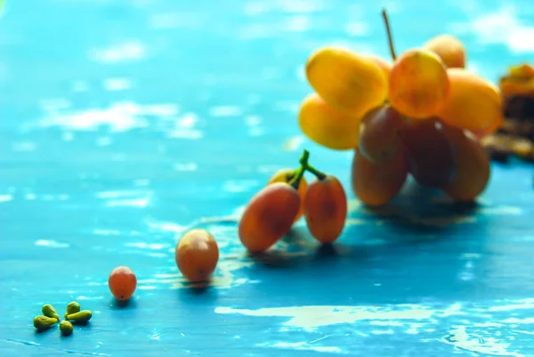 Conceito de vida humana. Uvas em todas as fases de desenvolvimento. Analogia à vida humana — Fotografia de Stock