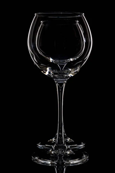 Pusty kieliszek do wina, na czarnym tle. Zdjęcie promocyjne — Zdjęcie stockowe