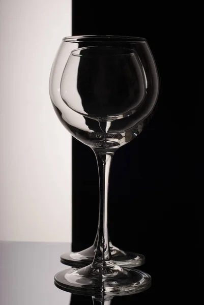 Tomt vinglas, på svart bakgrund. Marknadsföring foto — Stockfoto