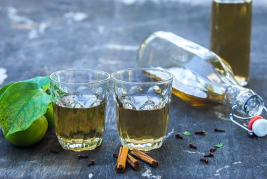 Elma şarabının yakın plan fotoğrafı. Elma sirkesiyle doldurulmuş cam şişeler, masada da bardaklar. Yaz tatili kavramı