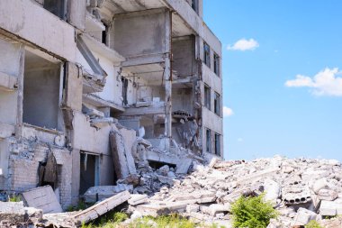 harabe bina, basamaklar, bulutların arka planı