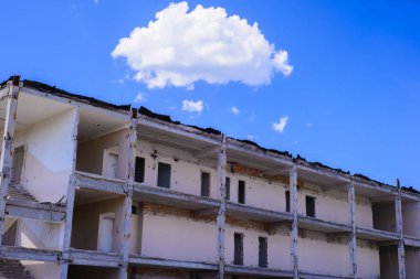 Mavi gökyüzüne ve büyük bulutlara karşı eski yıkılmış bina. Mahvoldum. Yıkım kavramı