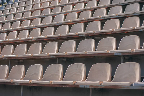 Voetbalstadion. Stoelen voor fans, bankfans. Voetbalwedstrijd — Stockfoto