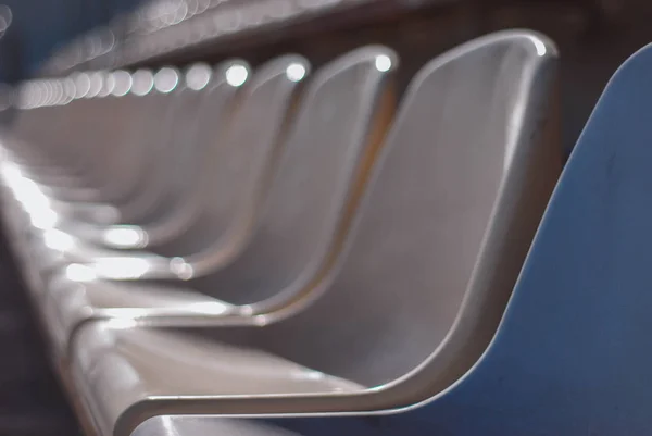 Voetbalstadion. Stoelen voor fans, bankfans. Voetbalwedstrijd — Stockfoto