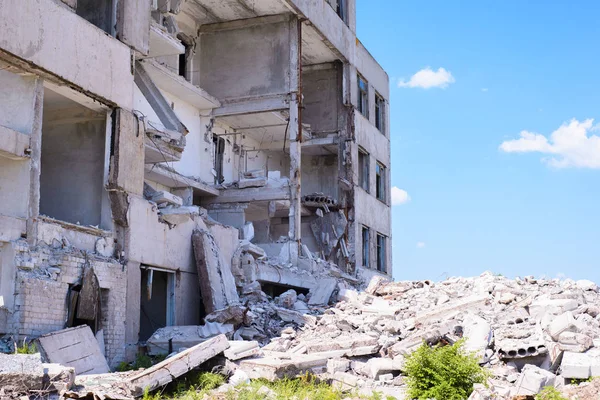 harabe bina, basamaklar, bulutların arka planı