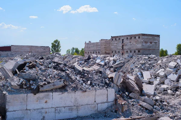 Eski harabe bina, ev, bulutların arka planı. İnşaat çalışmaları