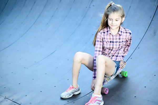 Kleines Mädchen auf dem Skateboard, Skatepark auf der Straße — Stockfoto