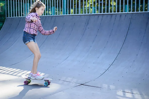 Mädchen - Teenager trainiert mit Skateboard auf Skatepark — Stockfoto