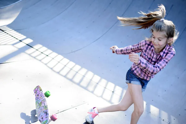 Adolescente realizando skate truque — Fotografia de Stock