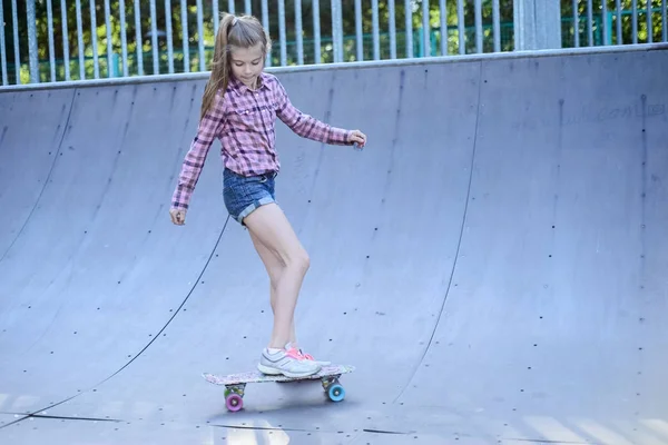 Teenager-Mädchen übt Skateboarding, draußen im Skateboard-Park — Stockfoto