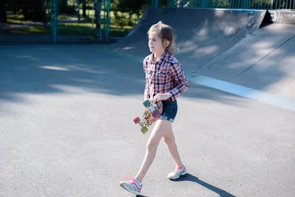 Teen dívka jde s skateboard v jejích rukou — Stock fotografie