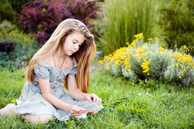 Güzel bir genç kadının rahat yatağında oturup günlüğüne notlar aldığı hayat tarzını kapat. Sonbahar havası. Parlak renkler.