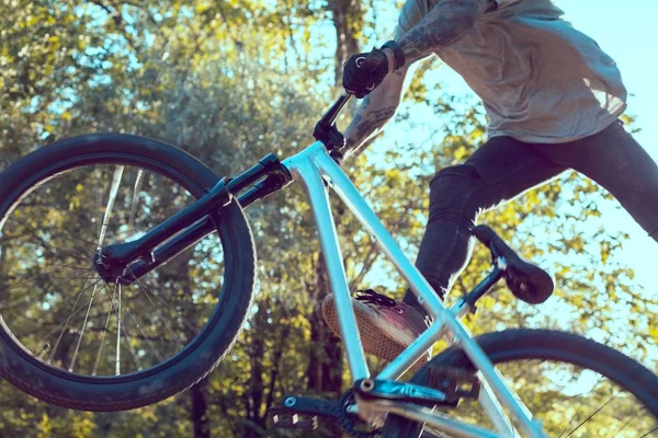 BMX rider wykonywania ogon bicz na ćwierć rury rampy na skatepark — Zdjęcie stockowe