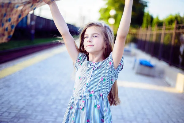 Linda menina segurando um lenço em cachecol. Estilo de vida elegante — Fotografia de Stock