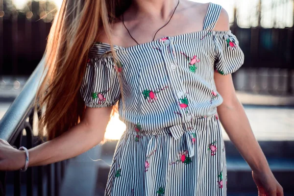 Un retrato de una adolescente, sosteniendo su mano en las cuentas, y demostrando la belleza y la salud del cabello . — Foto de Stock