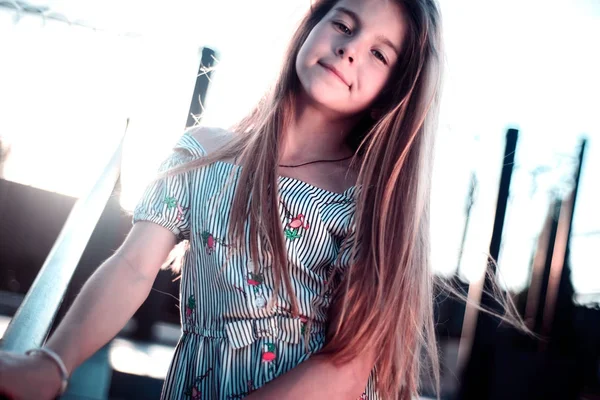 Retrato de uma menina bonita, adolescente, com cabelo bonito — Fotografia de Stock