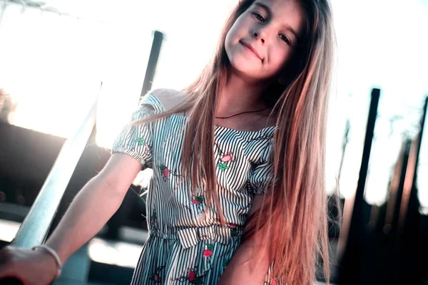 Retrato de uma menina bonita, adolescente, com cabelo bonito — Fotografia de Stock