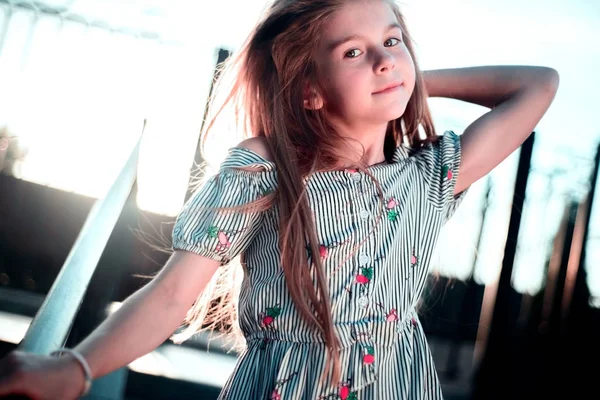 Retrato de uma linda menina tocando seu cabelo longo e lindo — Fotografia de Stock