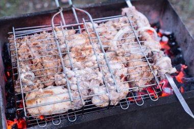 Kızarmış tavşan eti. Kömürde kızartılmış tavşan eti.