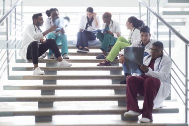 Kadın kırmızı ayakkabıları, futbol topuyla, yeşil çimen tarlasının arka planında. Yaratıcı kavram